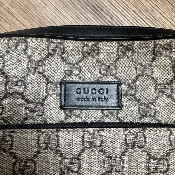 100% authentic Gucci crossbody bag!! Gently used, but great for any occasion!! - Picture 3 of 7